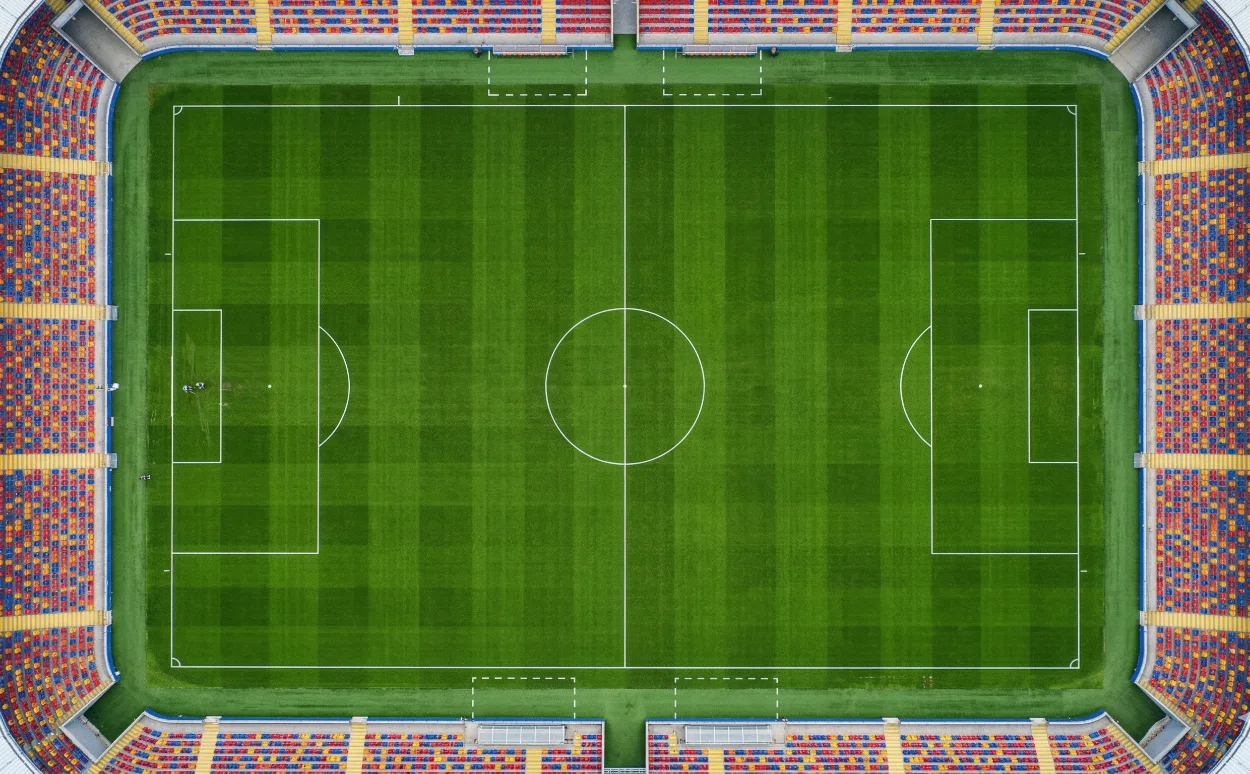 cuanto mide un campo de futbol 11 fifa